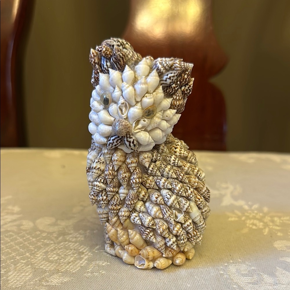 Adorable, retro seashell cat, kitsch from the 1970s
